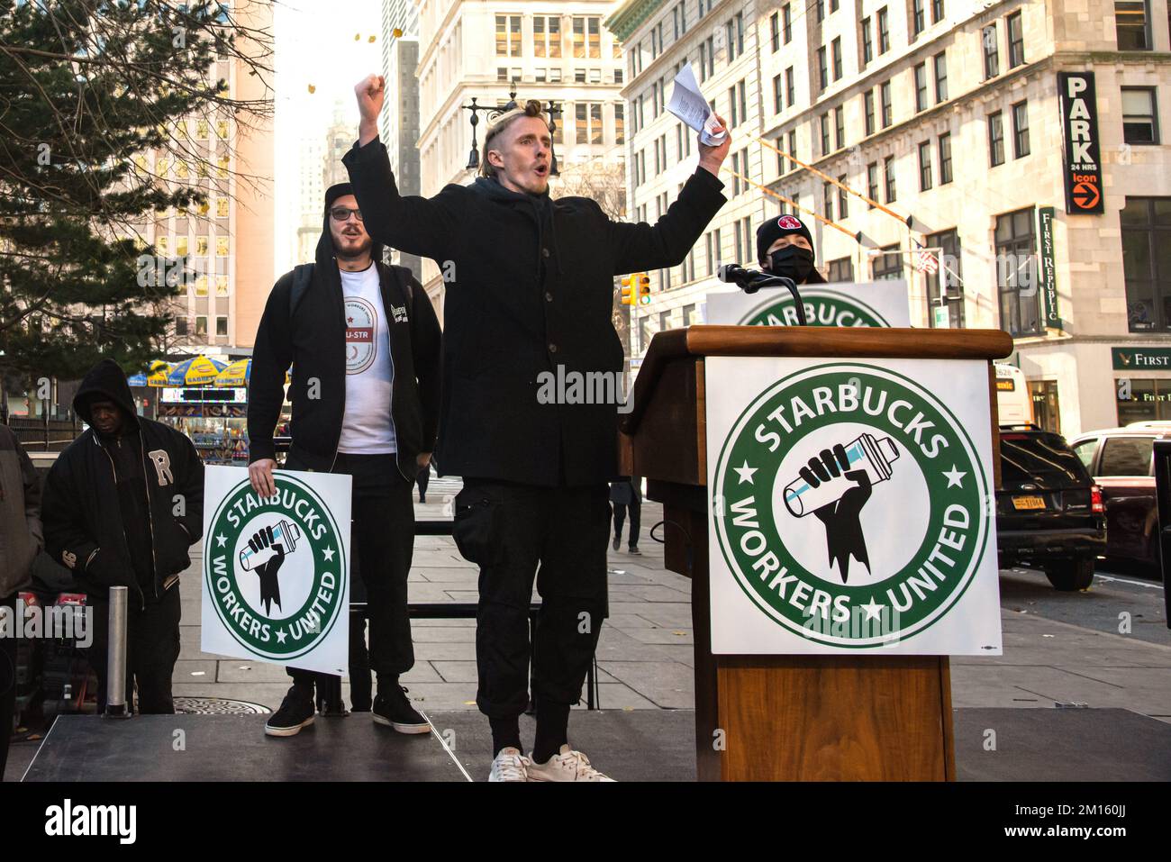 9. Dezember 2022, New York City, New York, USA: Union organisierte Starbucks Arbeiter im Rathaus und verlangte, dass der CEO Howard Schultz und das Unternehmen von Starbuck ihre Taktik der Gewerkschaftsabbrüche beenden und sich hinsetzen und einen Vertrag mit seinen Arbeitern schließen. (Kreditbild: © Laura Brett/ZUMA Press Wire) Stockfoto