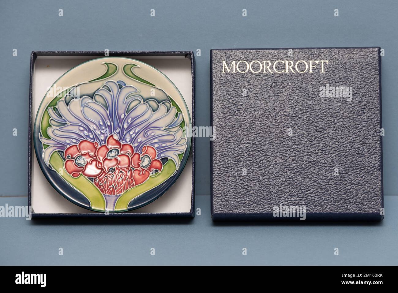 Foto der Moorcroft „Shadow Collection“ Florian Lilac Rare Rachel Bishop Design-Nadelschüssel im Originalkarton mit Röhrchendekoration Stockfoto