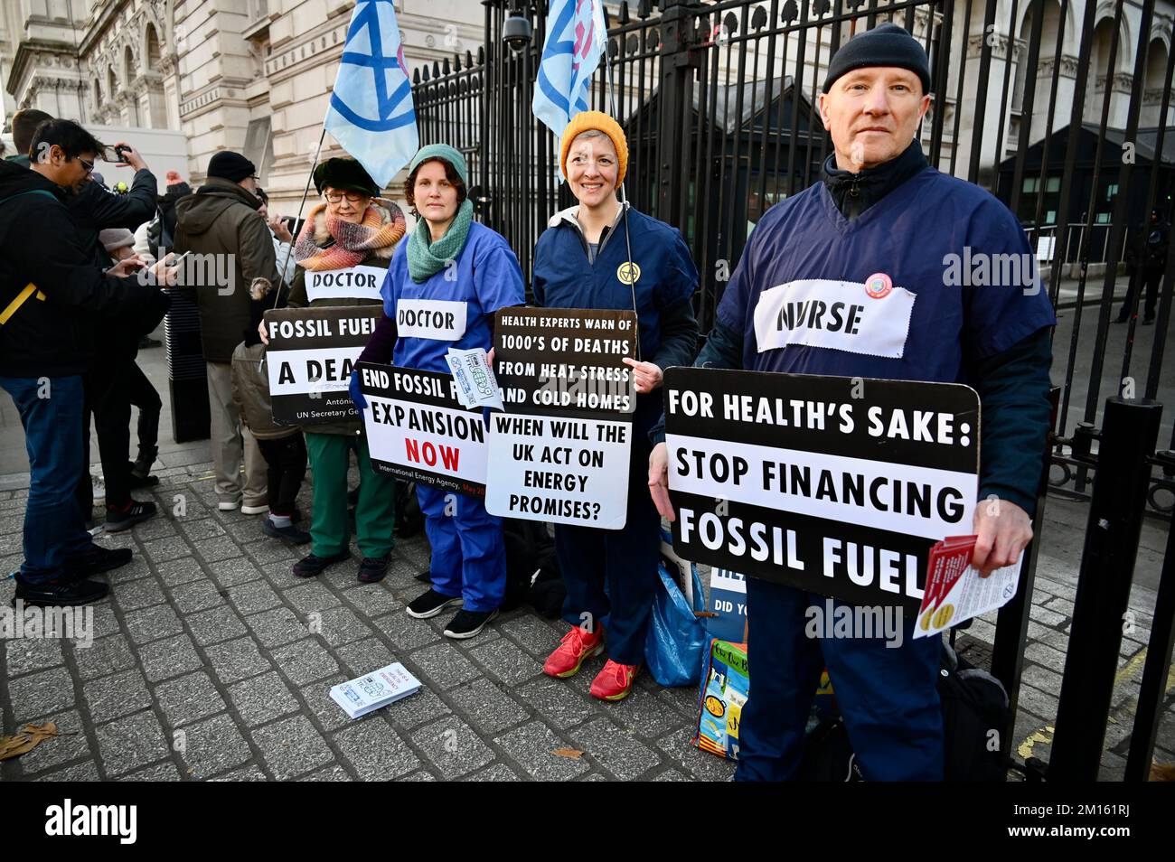London, Großbritannien. Mediziner aus dem Aussterben Rebellion versammelten sich vor den Toren der Downing Street, um ein Ende der Expansion fossiler Brennstoffe zu fordern. Kredit: michael melia/Alamy Live News Stockfoto
