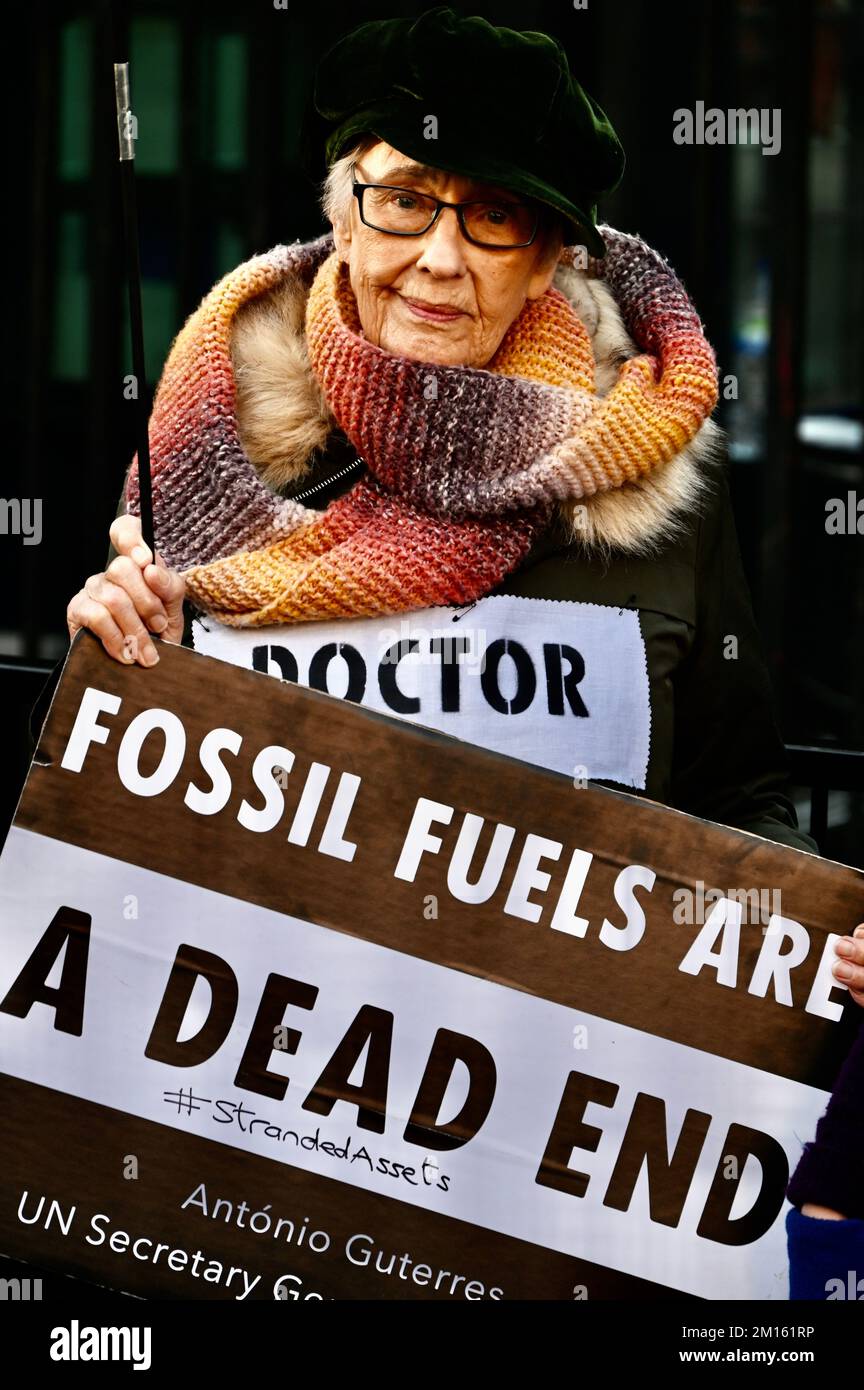 London, Großbritannien. Mediziner aus dem Aussterben Rebellion versammelten sich vor den Toren der Downing Street, um ein Ende der Expansion fossiler Brennstoffe zu fordern. Kredit: michael melia/Alamy Live News Stockfoto