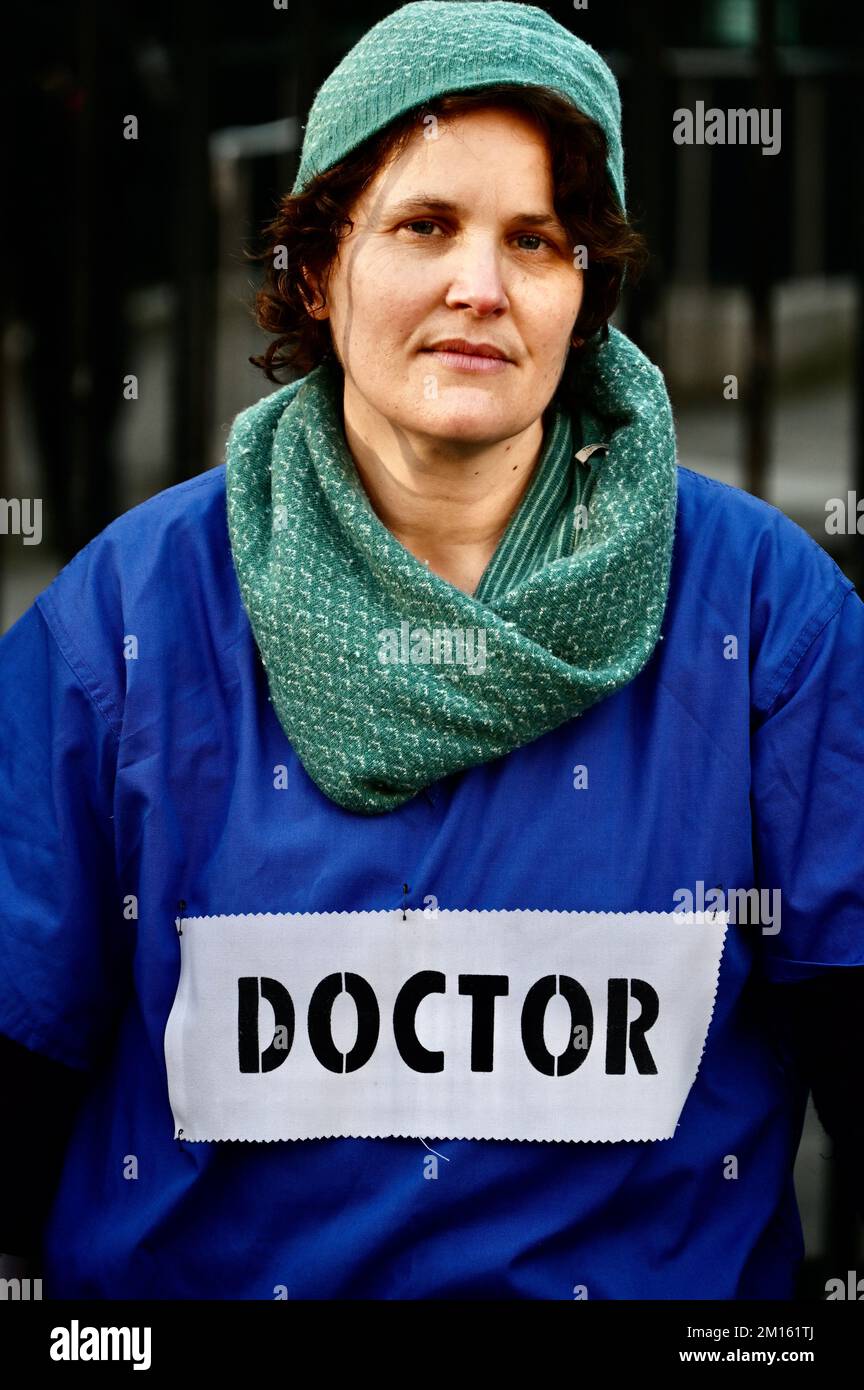 London, Großbritannien. Mediziner aus dem Aussterben Rebellion versammelten sich vor den Toren der Downing Street, um ein Ende der Expansion fossiler Brennstoffe zu fordern. Kredit: michael melia/Alamy Live News Stockfoto