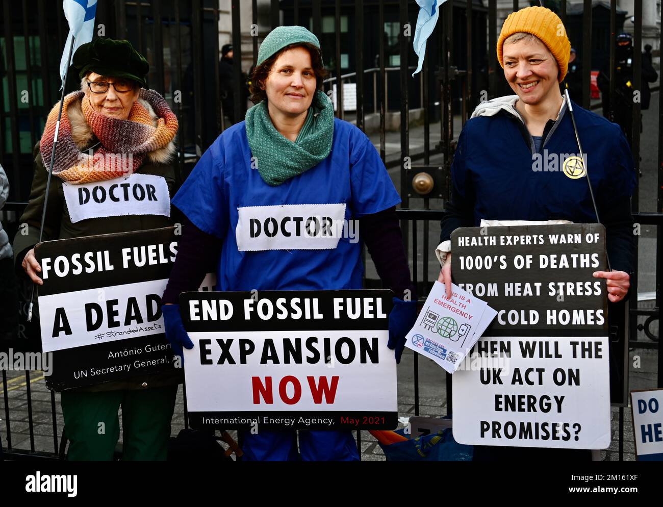 London, Großbritannien. Mediziner aus dem Aussterben Rebellion versammelten sich vor den Toren der Downing Street, um ein Ende der Expansion fossiler Brennstoffe zu fordern. Kredit: michael melia/Alamy Live News Stockfoto