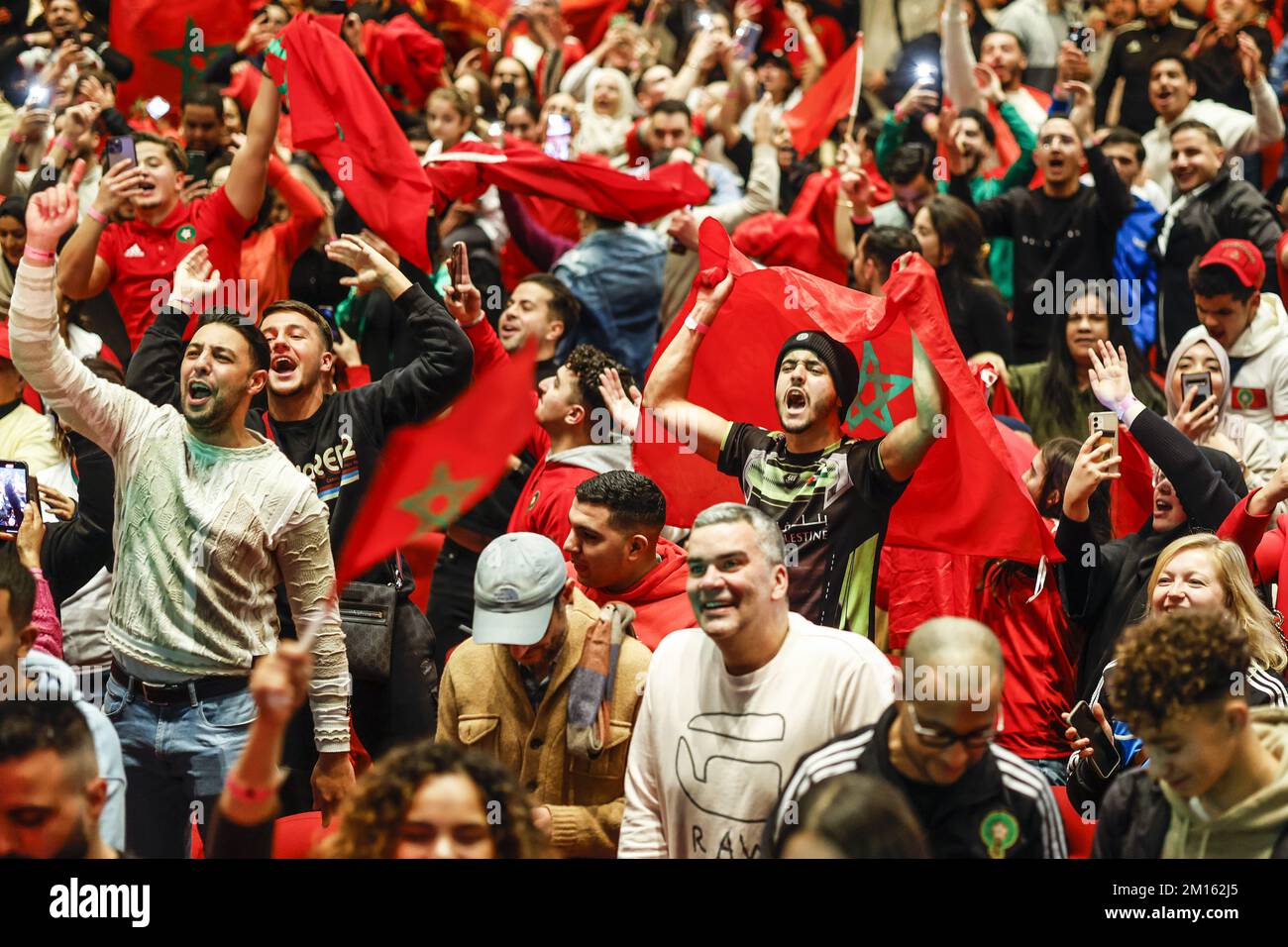 amsterdam-die-anh-nger-der-marokkanischen-fu-ballmannschaft-jubeln