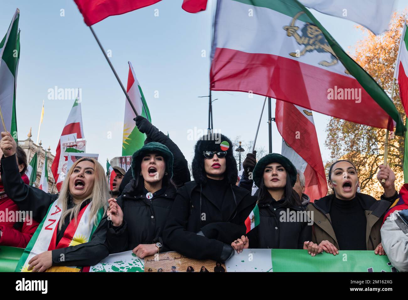 London, UK, Dezember 10. 2022. Ein marsch entlang Whitehall, um gegen die anhaltende Gewalt des iranischen Regimes gegen das eigene Volk zu protestieren und die Revolution der Frauenfreiheit im Iran zu unterstützen. (Tennessee Jones - Alamy Live News) Stockfoto