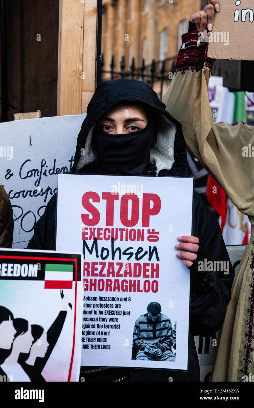 London, UK, Dezember 10. 2022. Ein marsch entlang Whitehall, um gegen die anhaltende Gewalt des iranischen Regimes gegen das eigene Volk zu protestieren und die Revolution der Frauenfreiheit im Iran zu unterstützen. (Tennessee Jones - Alamy Live News) Stockfoto