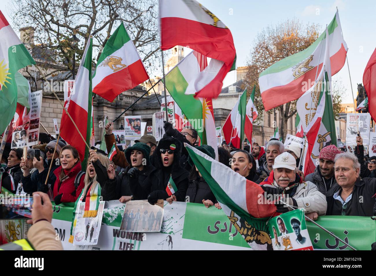 London, UK, Dezember 10. 2022. Ein marsch entlang Whitehall, um gegen die anhaltende Gewalt des iranischen Regimes gegen das eigene Volk zu protestieren und die Revolution der Frauenfreiheit im Iran zu unterstützen. (Tennessee Jones - Alamy Live News) Stockfoto