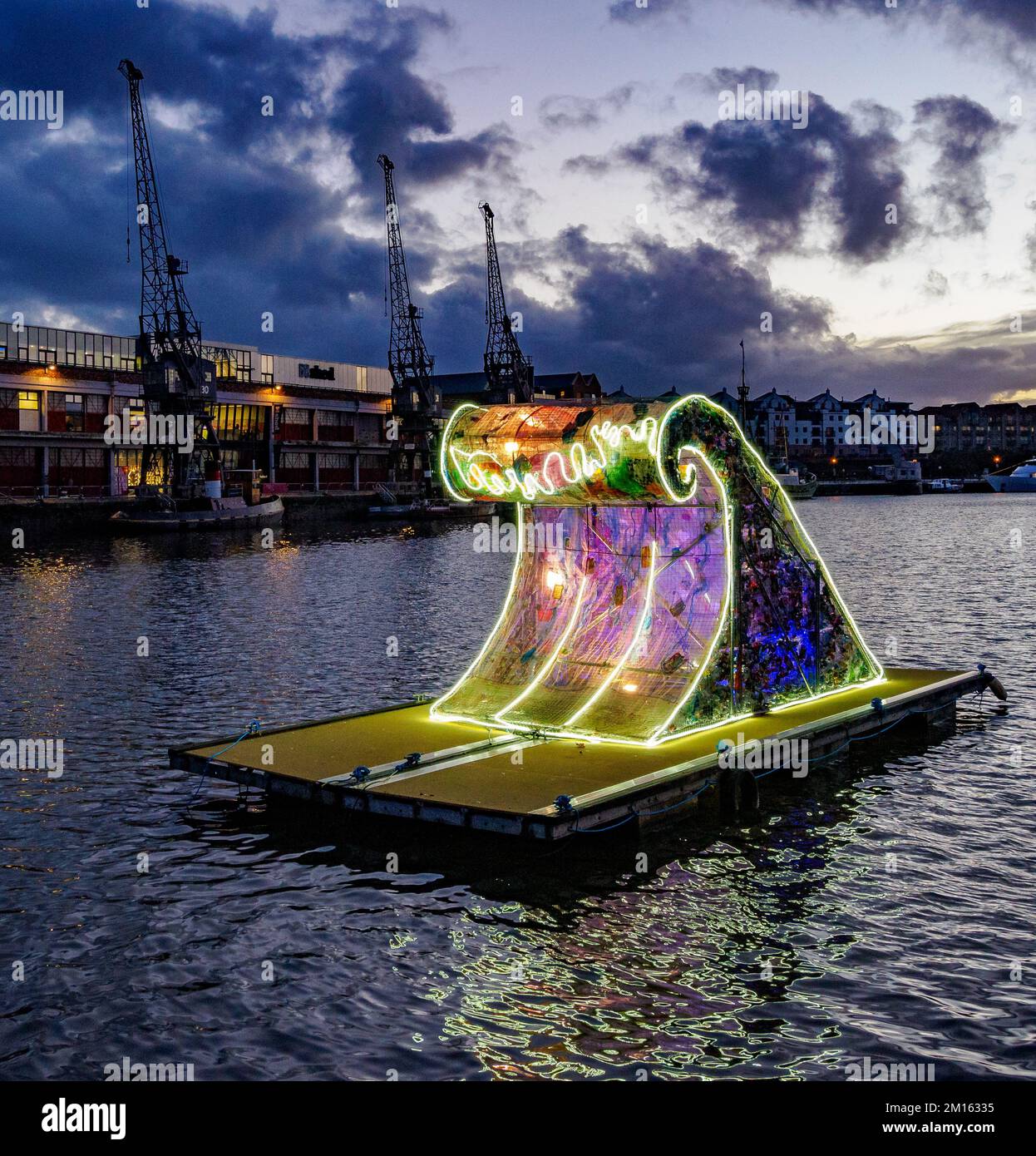 Die Skulptur Wave in Bristol Harbour UK besteht aus 90kg l Abfall, die Menge wurde an einem einzigen Freitag aus einer Straße entfernt Stockfoto