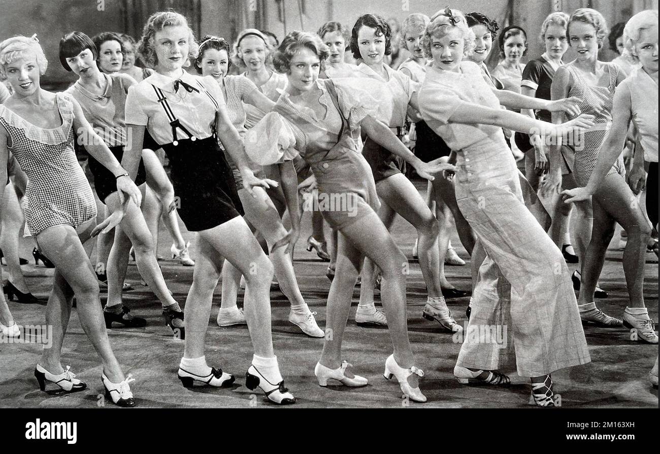 42nd STREET 1933 Warner Bros. Filmmusical mit Jeanette MacDonald vorne rechts und Ginger Rogers in schwarzer Strumpfhose links Stockfoto