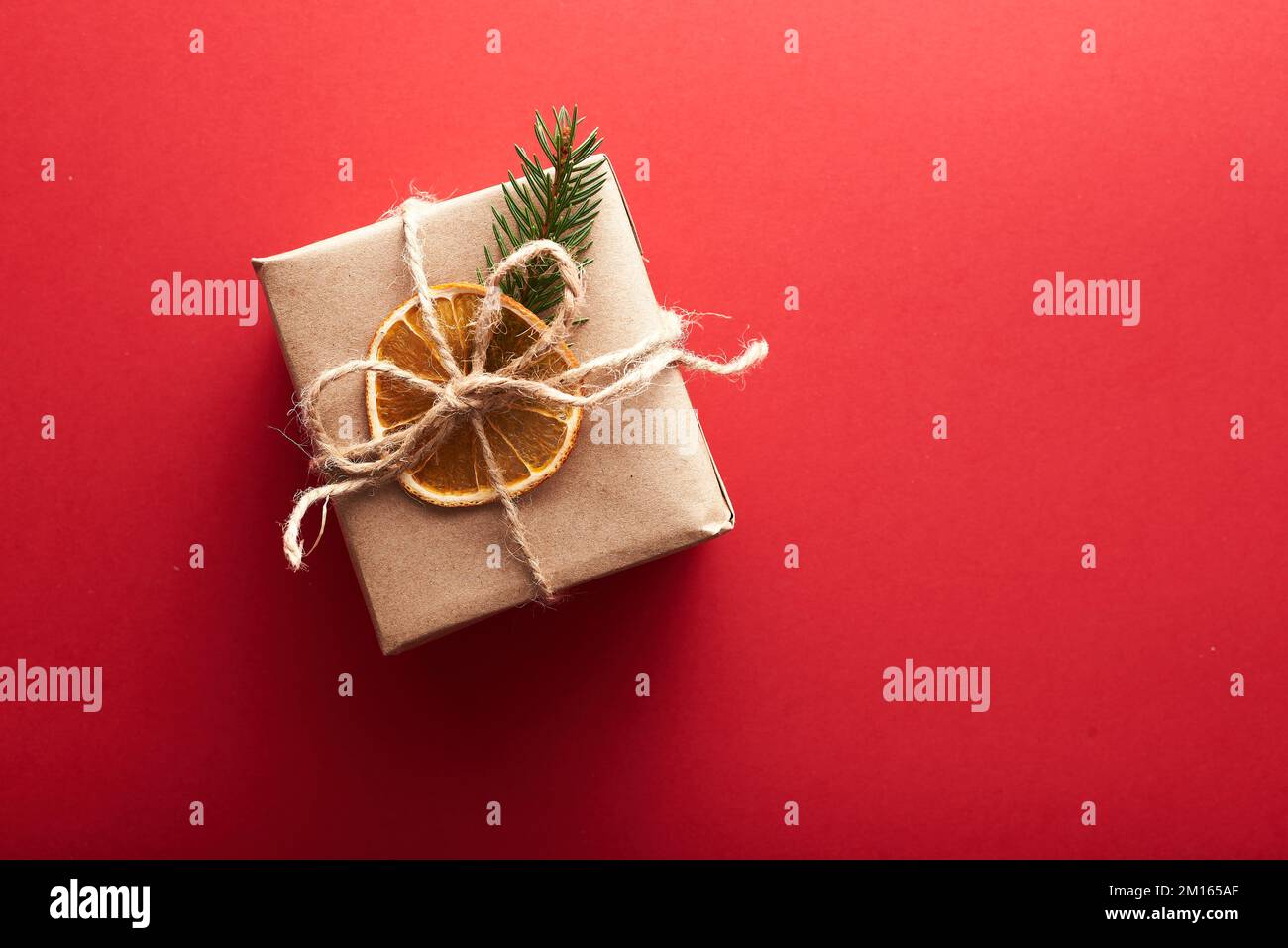 Weihnachtskomposition. Rahmen aus Weihnachtsdekorationen auf weißem Hintergrund. Das Appartement lag, Blick von oben. Stockfoto
