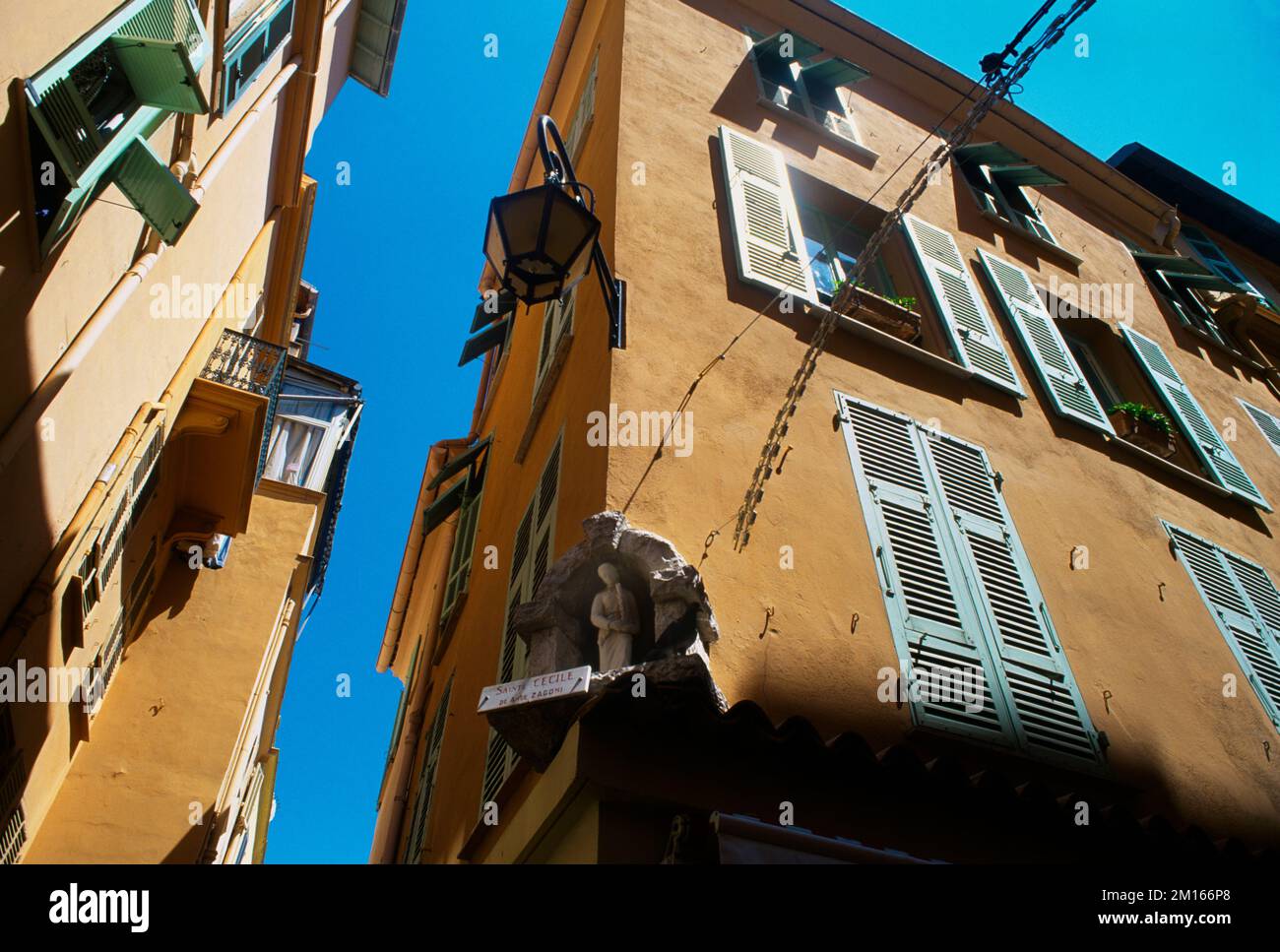 Monaco Vieille Ville (Altstadt) Straße in der Nähe des Königspalastes und der Statue von Saint Cecile Stockfoto