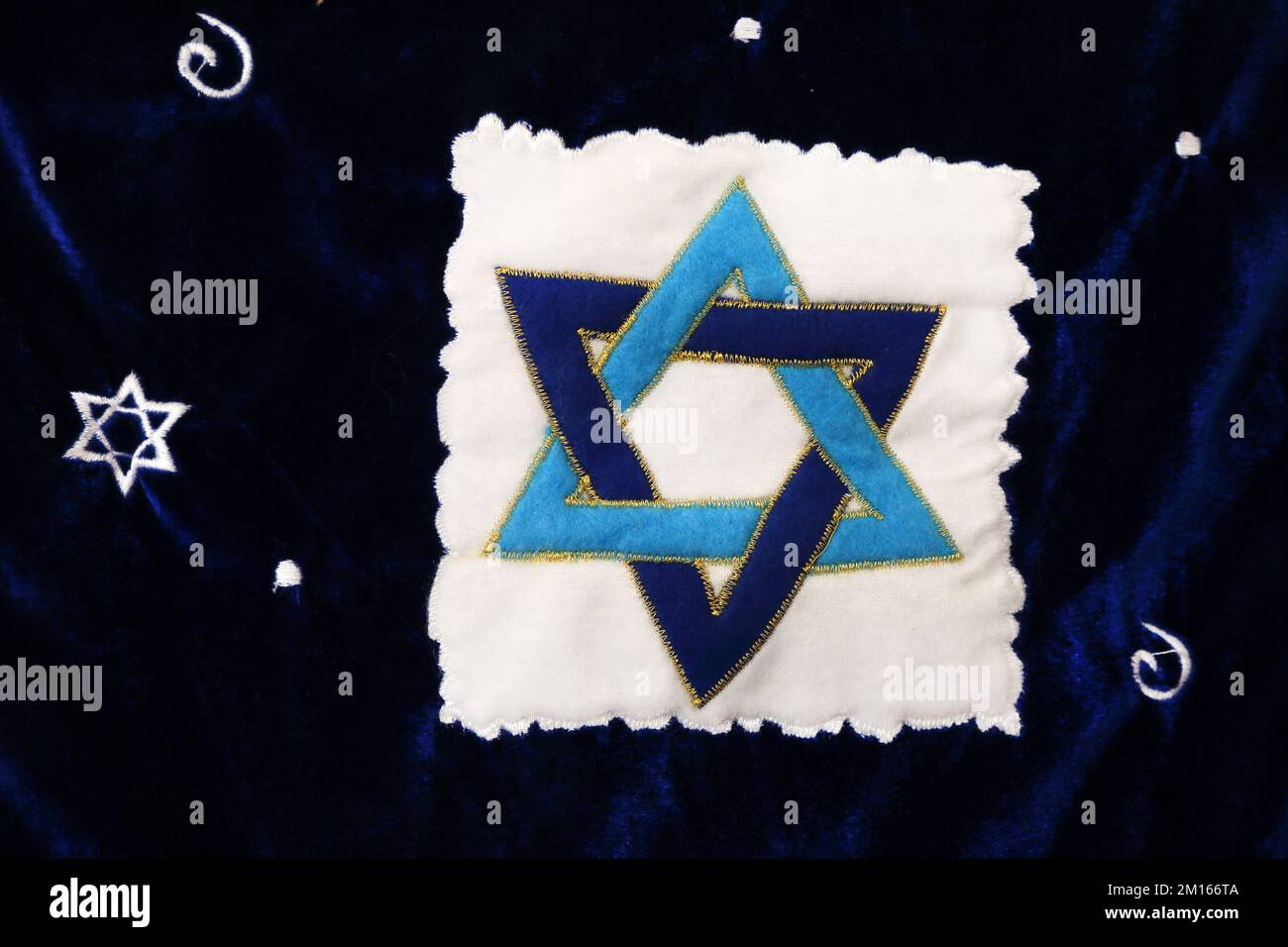 Blauer Samt Happy Hanukkah Banner zeigt David-Stern Stockfoto