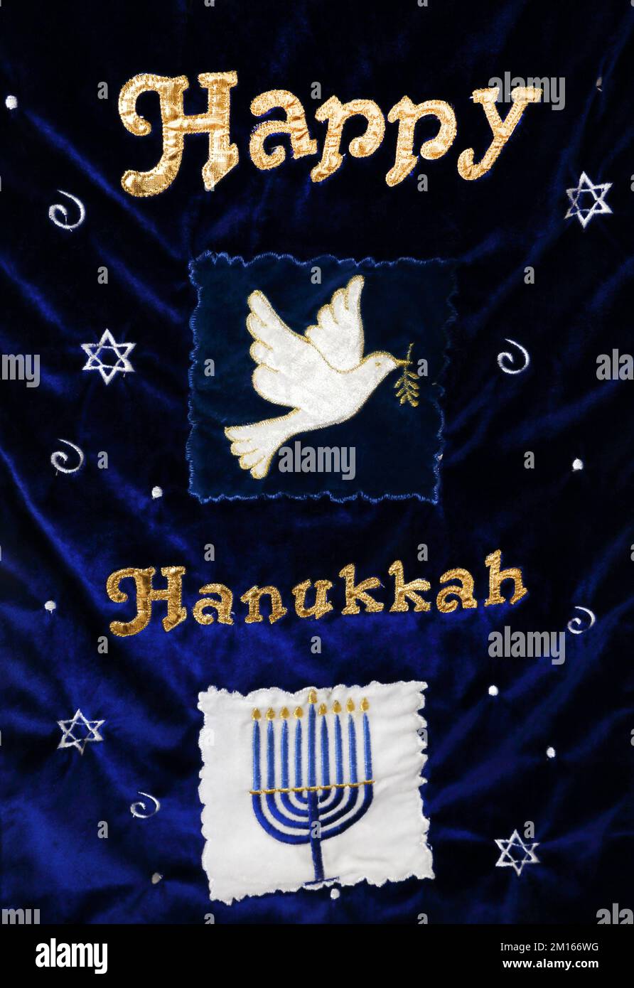 Blauer Samt Happy Hanukkah Banner mit Taube des Friedens und Menorah Stockfoto