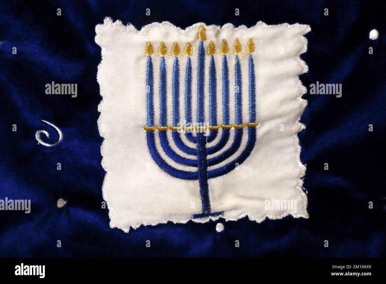 Blauer Samt Happy Hanukkah Banner Zeigt Menorah Stockfoto