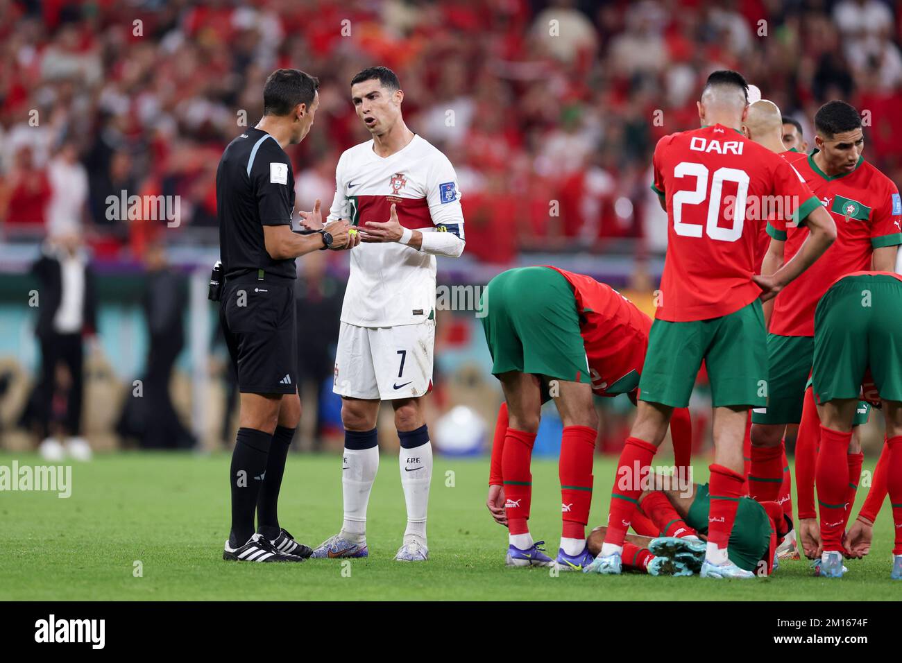 Doha, Katar. 10.. Dezember 2022. Cristiano Ronaldo (2. l) von Portugal spricht mit dem Schiedsrichter Facundo Tello während des Quartals zwischen Marokko und Portugal der FIFA-Weltmeisterschaft 2022 im Al Thumama-Stadion in Doha, Katar, 10. Dezember 2022. Kredit: Li Gang/Xinhua/Alamy Live News Stockfoto