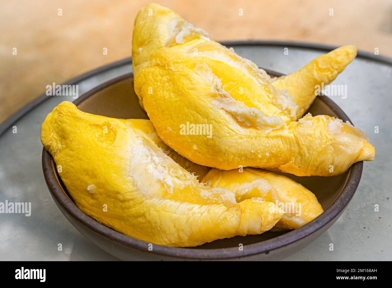 Durian ist eine berühmte tropische Frucht. Es ist in südostasiatischen Ländern heimisch. Es riecht sehr stark, manche Leute können sich ekelhaft fühlen, riechen Stockfoto