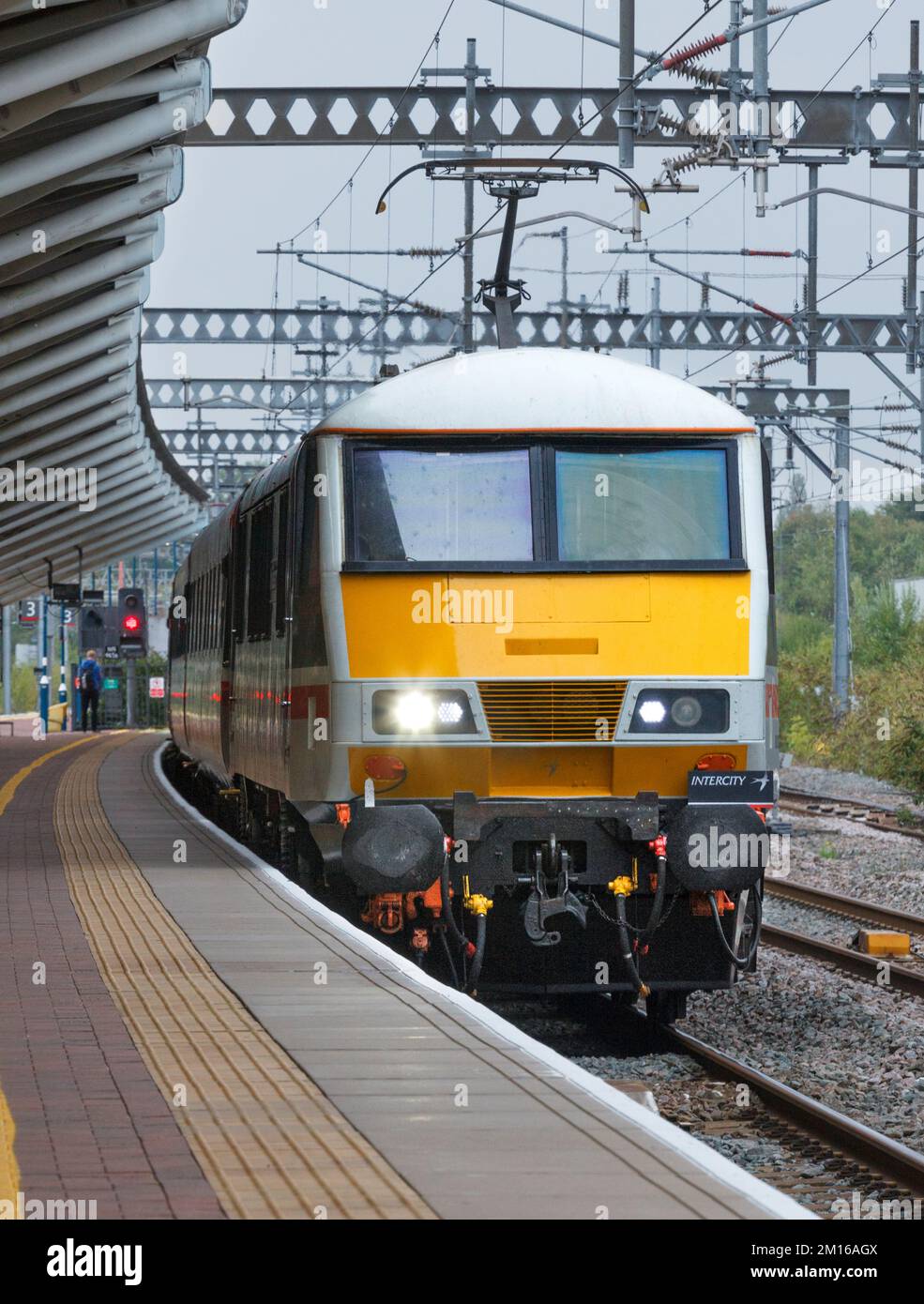 Intercity-Lackiererei Klasse 90 Elektrische Lokomotive 90002, die einen Intercity-Charterzug auf der Hauptlinie der Westküste nach Avanti Westküste transportiert Stockfoto