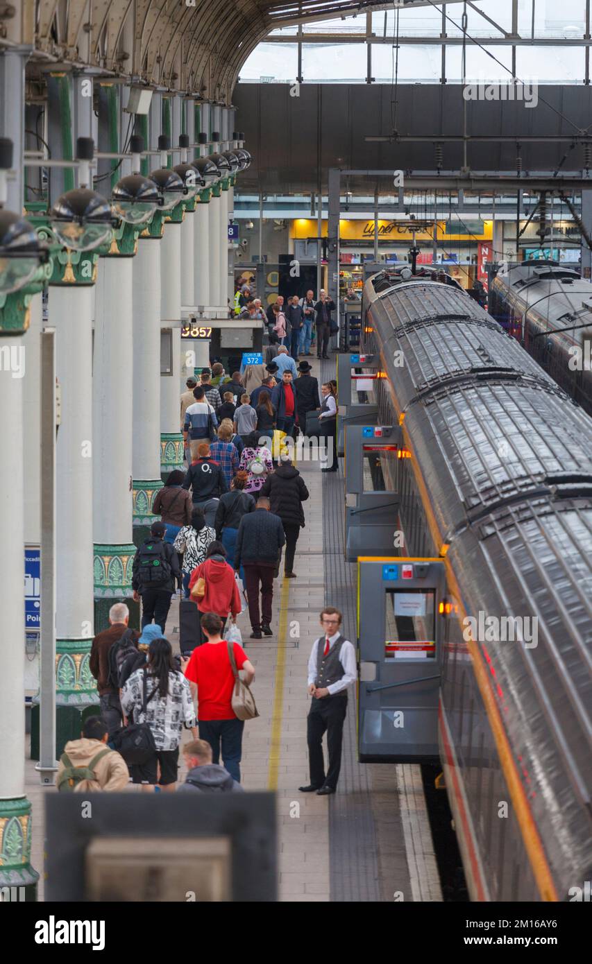 Intercity Railtours / Locomotive Services knallen Sie die Tür von 3 Kutschen in Manchester Piccadilly mit Intercity Stewards und Passagieren Stockfoto