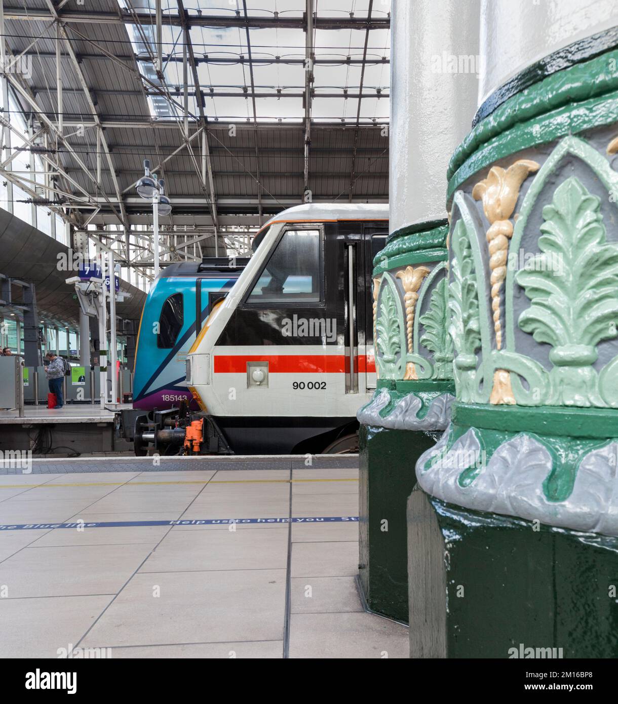 Bahnhof Manchester Piccadilly, prunkvolle Säulen mit Intercity-Zügen der Klasse 90 und TransPennine Express der Klasse 185 Stockfoto