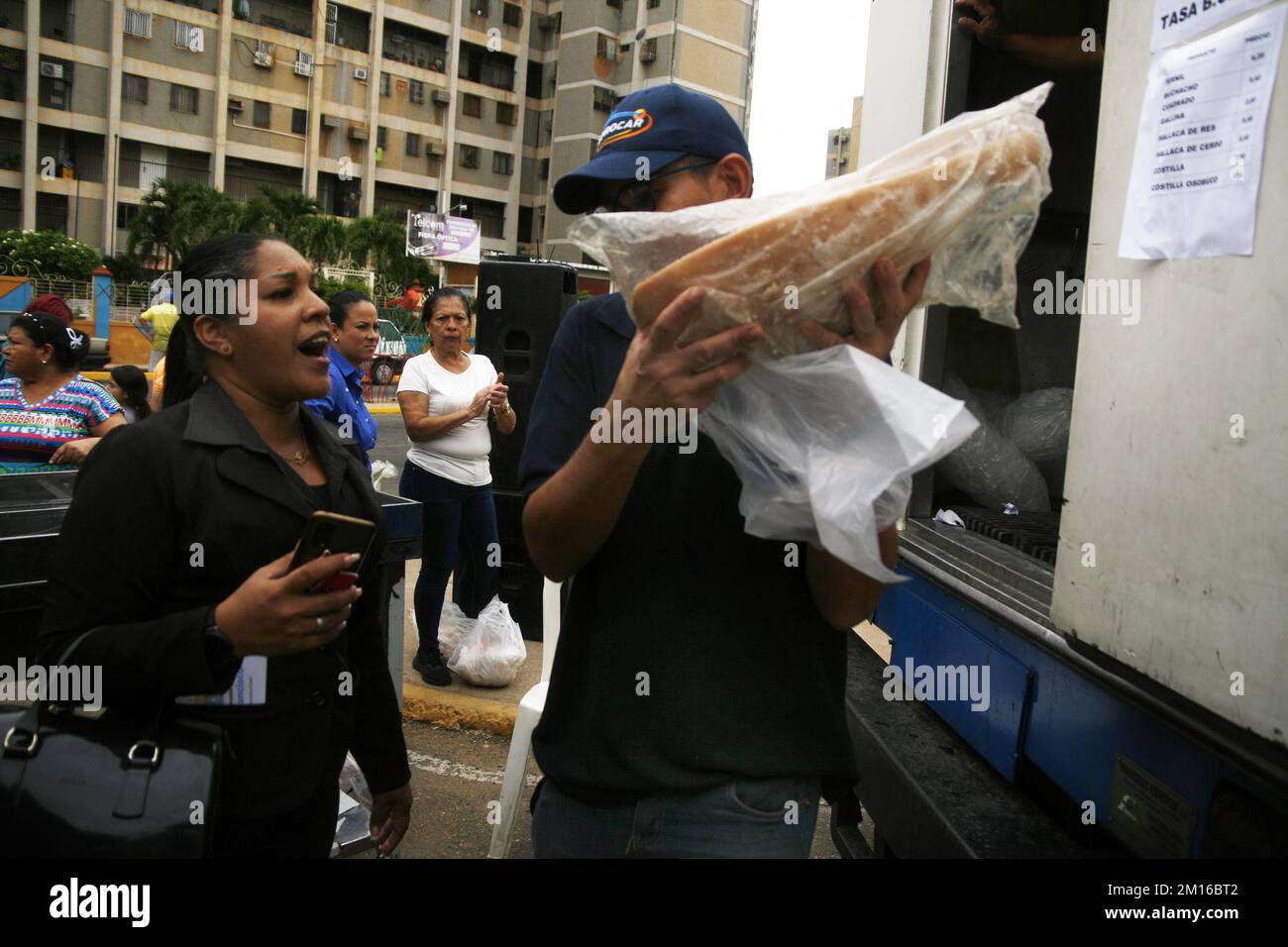 Venezuelaner kaufen am 9. Dezember 2022 in der „Feria de la Hallaca“ in der Stadt San Francisco, Venezuela, Lebensmittel.der Gouverneur des Bundesstaates Zulia Manuel Rosales Guerrero setzte die Aktivität ein, die zu den populären Märkten für die Bewohner der südlichen Gemeinde gehört. Die Preise sind zugänglich, da sie einen Zuschuss von 30 % für alle Artikel haben. Personen, die in Fremdwährung zahlen möchten, erhalten den aktuellen Kurs der Zentralbank von Venezuela (BCV) B.13,59 pro Dollar. (Foto: Humberto Matheus/Sipa USA) Stockfoto