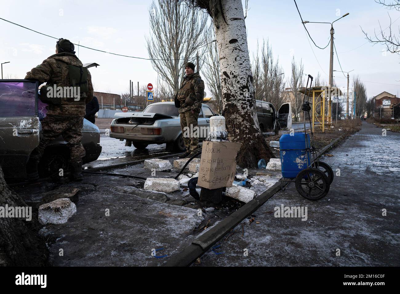 Ukrainische Soldaten sahen Wasser aus der Quelle sammeln. Die Stadt Bakhmut in der Oblast Donezk wurde ständig bombardiert und schwere Artilleriekämpfe verübt. Die russische Armee versucht seit dem 1.. August, die Stadt zu belagern. Stockfoto