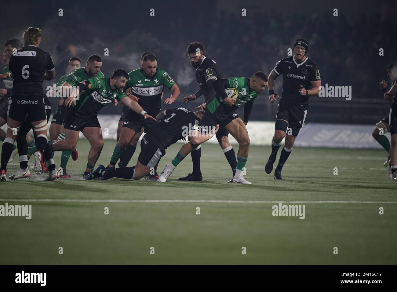 Conrad Cade von Newcastle spielt mit Adam Byrne von Connacht während des EPCR Challenge Cup-Spiels auf den Galway Sportsgrounds in Galway. Foto: Samstag, 10. Dezember 2022. Stockfoto