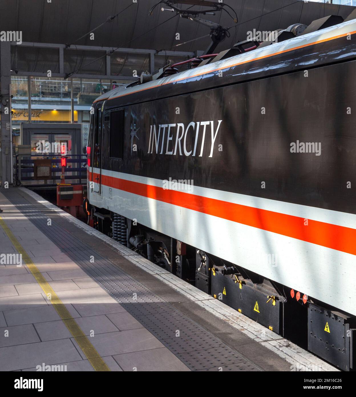 Intercity-Lackiererei Klasse 90 Elektrische Lokomotive 90002, die einen Intercity-Charterzug auf der Hauptlinie der Westküste nach Avanti Westküste transportiert Stockfoto