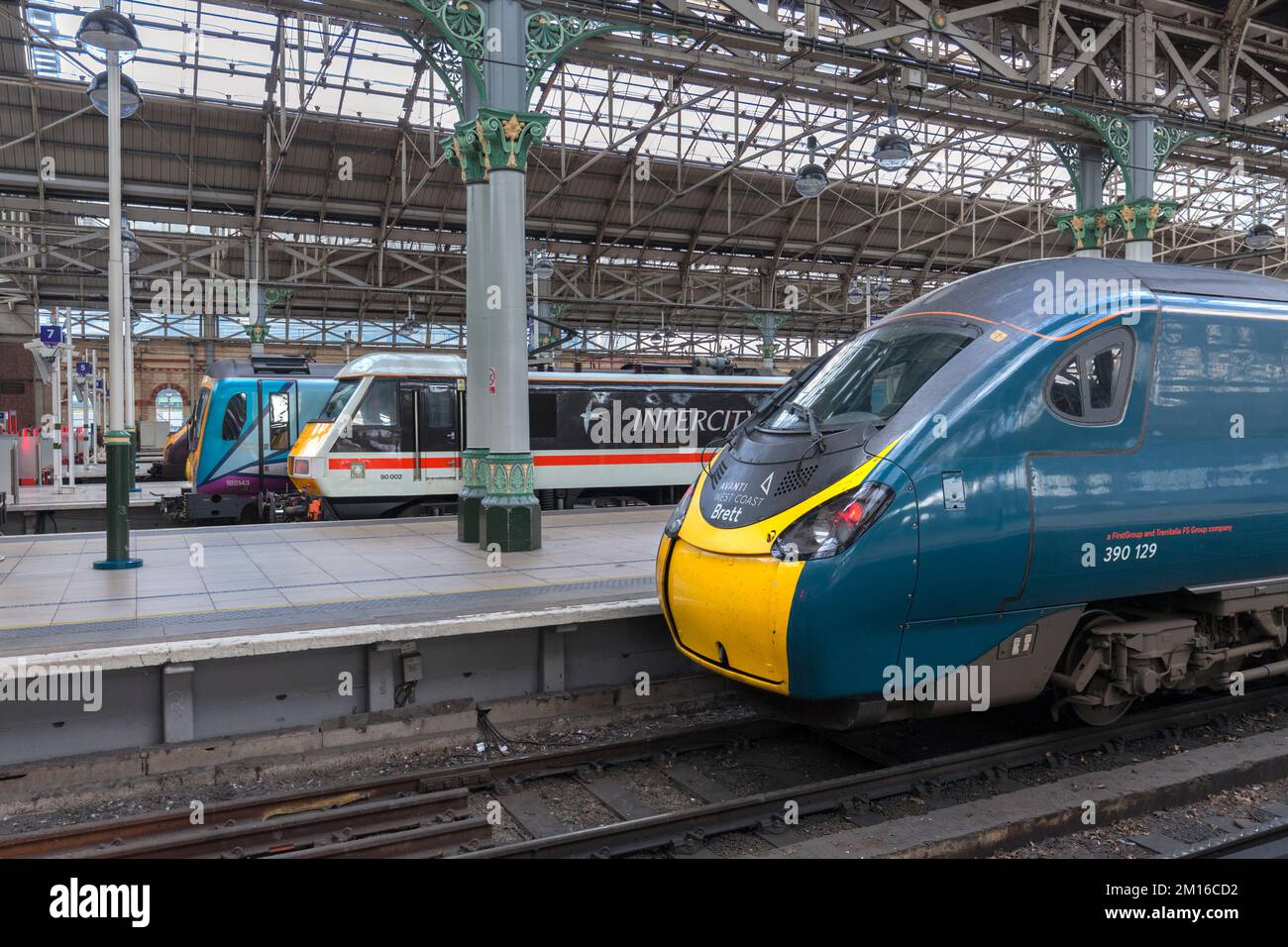 Avanti Westküste, Intercity Railtours und TransPennine Express am Bahnhof Manchester Piccadilly, Großbritannien Stockfoto
