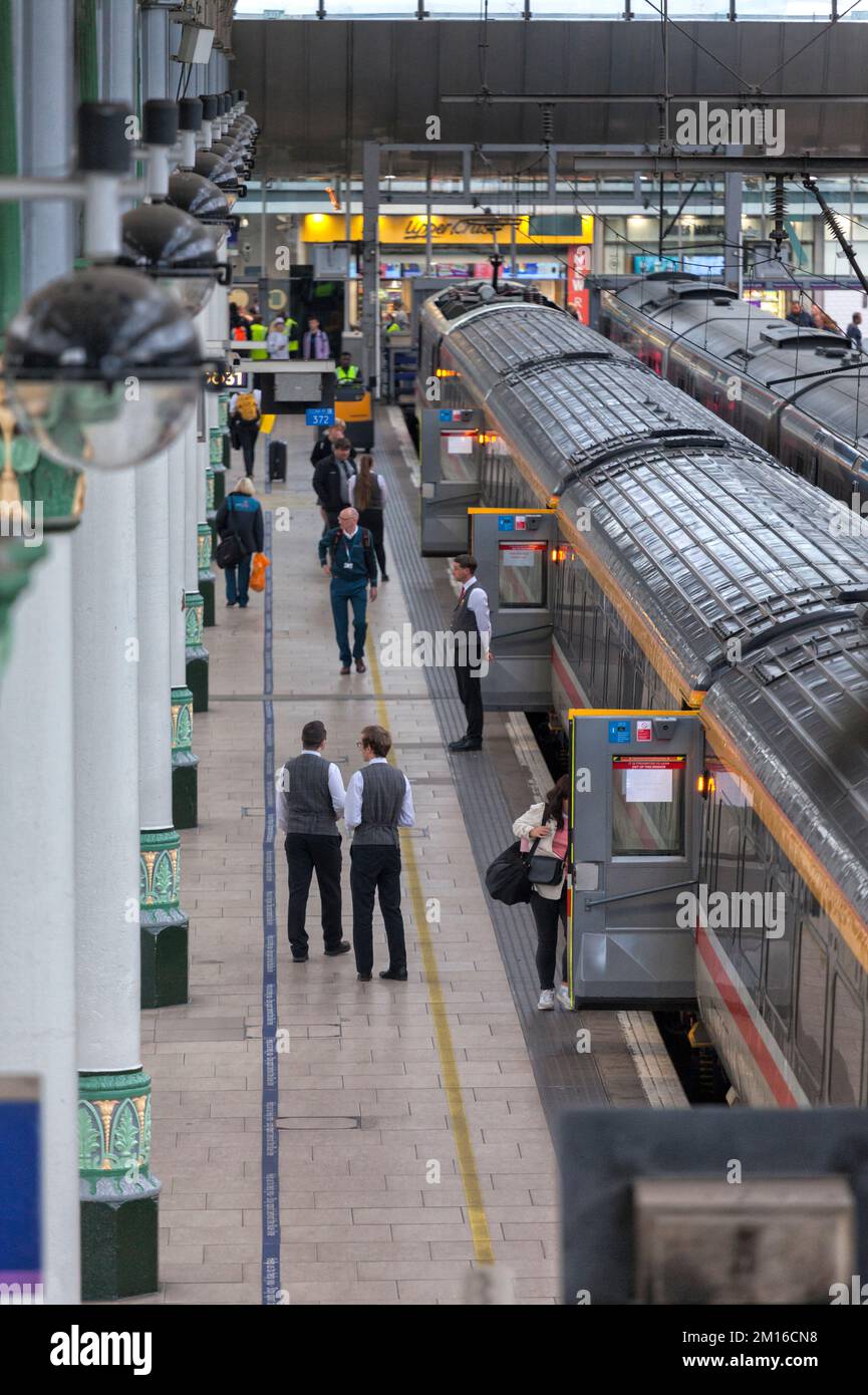 Intercity Railtours / Locomotive Services knallen Sie die Tür von 3 Kutschen in Manchester Piccadilly mit Intercity Stewards und Passagieren Stockfoto