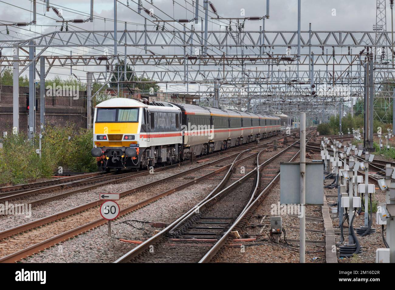 Intercity-Lackiererei Klasse 90 Elektrische Lokomotive 90002, die einen Intercity-Charterzug auf der Hauptlinie der Westküste nach Avanti Westküste transportiert Stockfoto