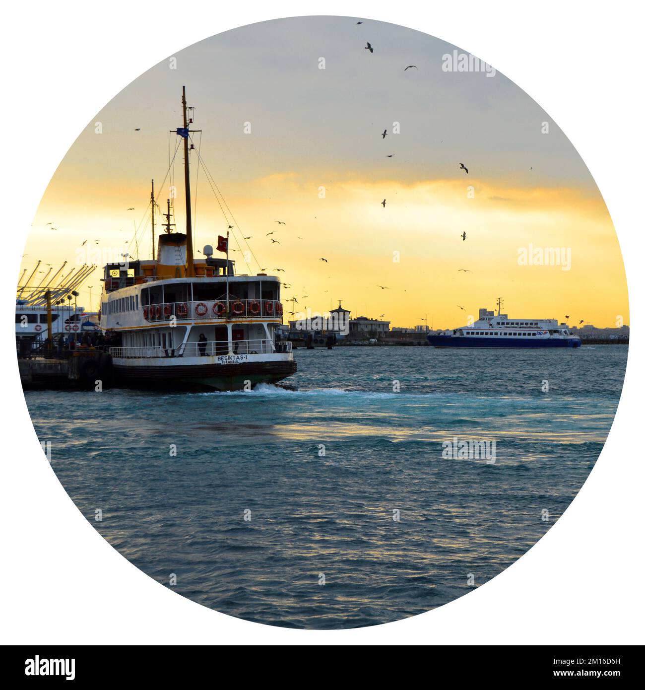 Weißes Kreuzfahrtschiff mit Fähre, Beförderung von Passagieren, Symbol von istanbul, März 23 2019 Kadikoy Istanbul Türkei Stockfoto