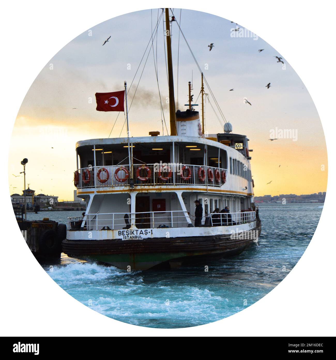 Weißes Kreuzfahrtschiff mit Fähre, Beförderung von Passagieren, Symbol von istanbul, März 23 2019 Kadikoy Istanbul Türkei Stockfoto