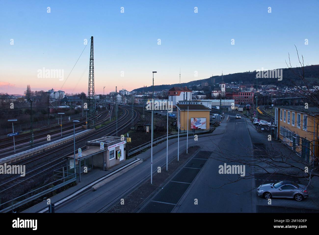 Bingen am Rhein, Deutschland - 10. Januar 2021: Blick über die Stadt Bingen am Rhein bei Sonnenuntergang an einem Winterabend in Deutschland. Stockfoto