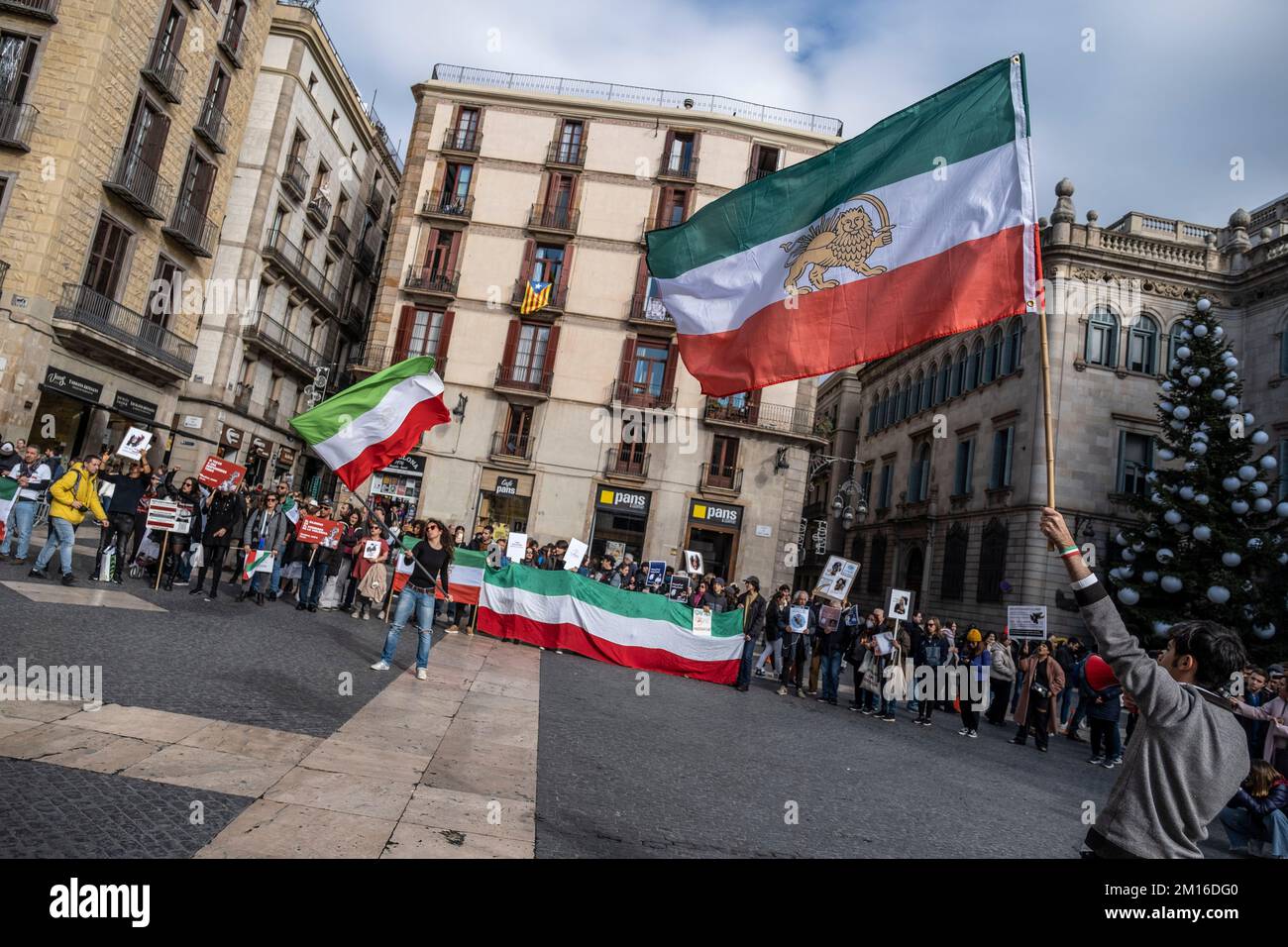 Barcelona, Spanien. 10.. Dezember 2022. Demonstranten halten während der Demonstration die Flagge Irans. Zeitgleich mit dem Tag der Menschenrechte haben Hunderte von Demonstranten im Zentrum von Barcelona demonstriert, um gegen die Unterdrückung des iranischen Regimes und gegen die Todesurteile der während der Demonstrationen Inhaftierten zu protestieren. (Foto: Paco Freire/SOPA Images/Sipa USA) Guthaben: SIPA USA/Alamy Live News Stockfoto