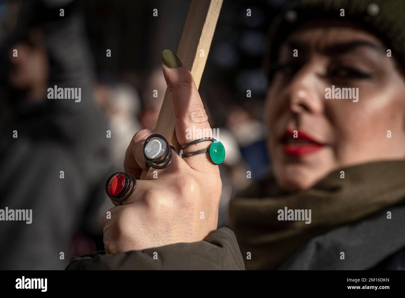 Barcelona, Spanien. 10.. Dezember 2022. Während der Demonstration wird eine Frau gesehen, die Ringe trägt, die die Farben der iranischen Flagge bilden. Zeitgleich mit dem Tag der Menschenrechte haben Hunderte von Demonstranten im Zentrum von Barcelona demonstriert, um gegen die Unterdrückung des iranischen Regimes und gegen die Todesurteile der während der Demonstrationen Inhaftierten zu protestieren. (Foto: Paco Freire/SOPA Images/Sipa USA) Guthaben: SIPA USA/Alamy Live News Stockfoto