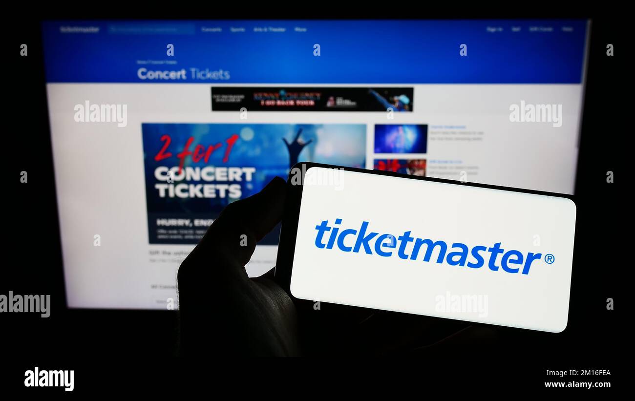 Person, die ein Smartphone mit dem Logo des US-Unternehmens Ticketmaster Entertainment Inc. Auf dem Bildschirm vor der Website hält. Konzentrieren Sie sich auf das Display des Telefons. Stockfoto