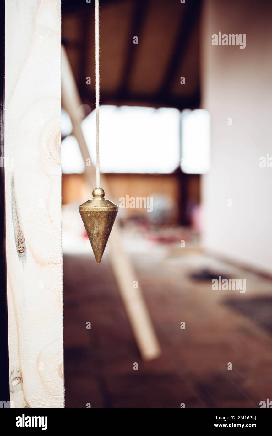 Nahaufnahme eines Pendels, Bauwerkzeug, Aufhängen Stockfoto
