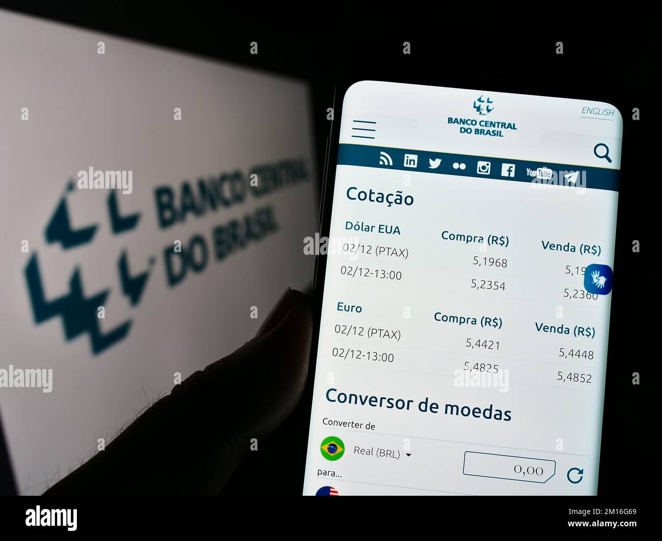 Person, die ein Mobiltelefon mit der Website der Zentralbank Banco Central do Brasil (BCB) auf dem Bildschirm vor dem Logo hält. Konzentrieren Sie sich auf die Mitte des Telefondisplays. Stockfoto