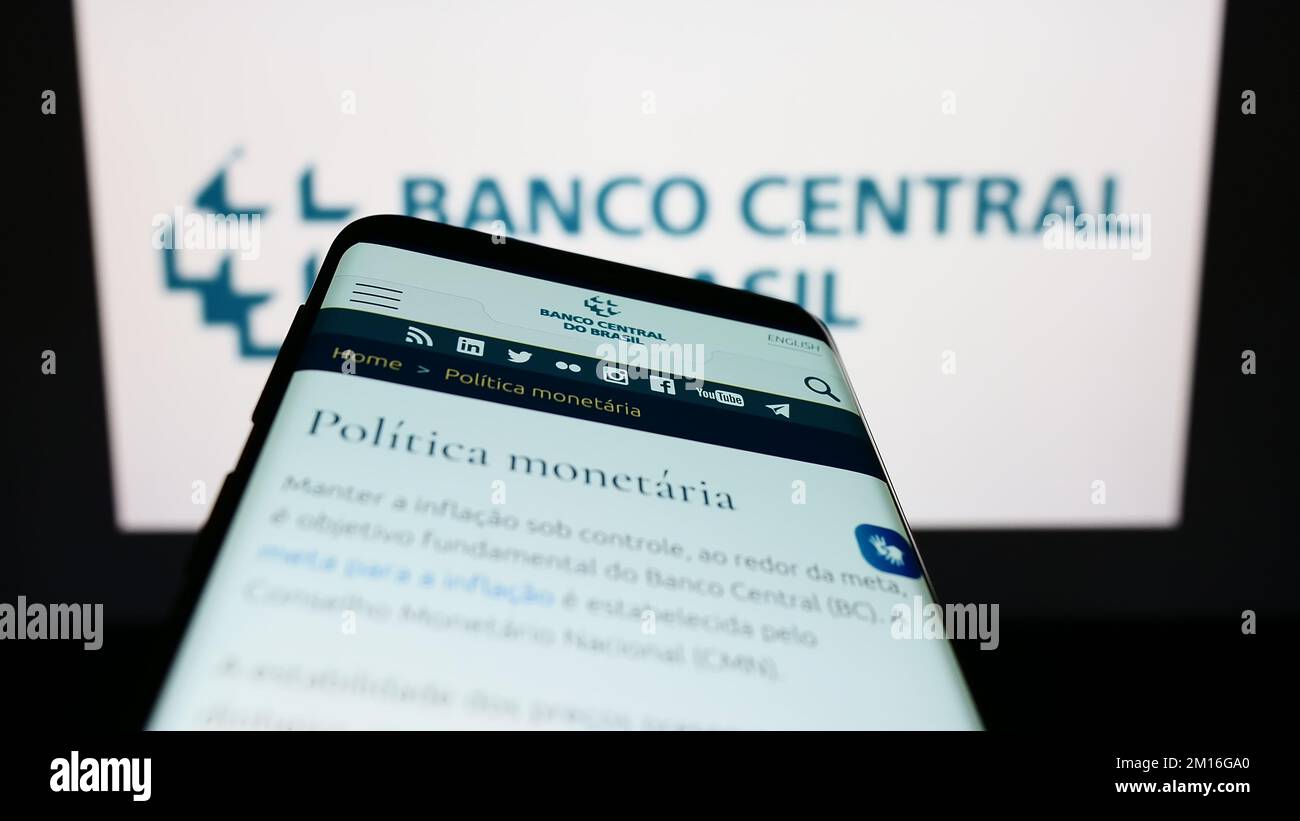 Mobiltelefon mit Webseite der Zentralbank Banco Central do Brasil (BCB) auf dem Bildschirm vor dem Logo. Fokus auf oberer linker Seite des Telefondisplays. Stockfoto