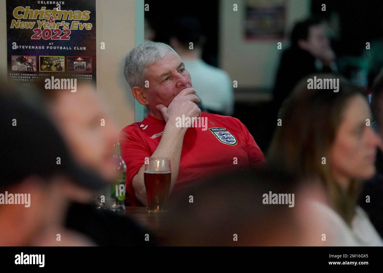 Englische Fans in der 76 Lounge im Lamex Stadium, Stevenage, sehen sich eine Vorführung des Viertelfinalspiels der FIFA-Weltmeisterschaft zwischen England und Frankreich an. Foto: Samstag, 10. Dezember 2022. Stockfoto