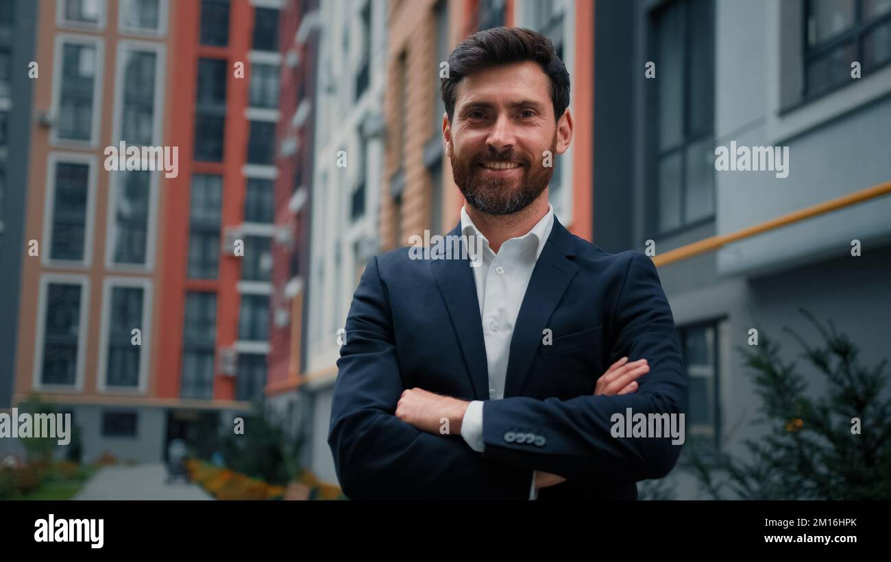 Selbstbewusster weißer Mann erfolgreicher Geschäftsmann in der Stadt professioneller Agent Anwalt Arbeitgeber glücklicher männlicher Mandant Repräsentant Geschäftsberuf Stockfoto