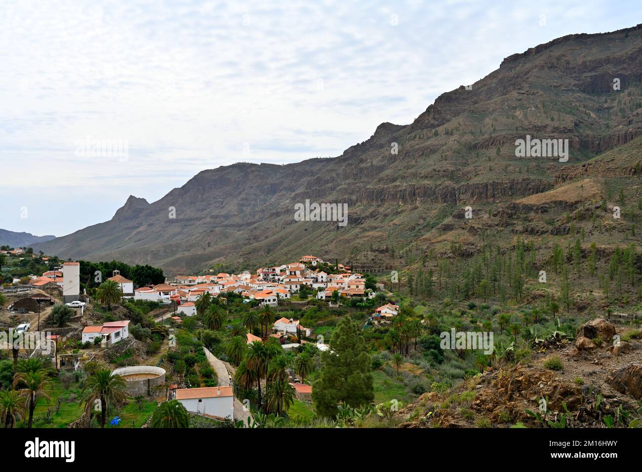 Blick auf das ländliche Bergdorf Fataga im Tal von San Bartolomé de Tirajana, Gran Canaria Stockfoto