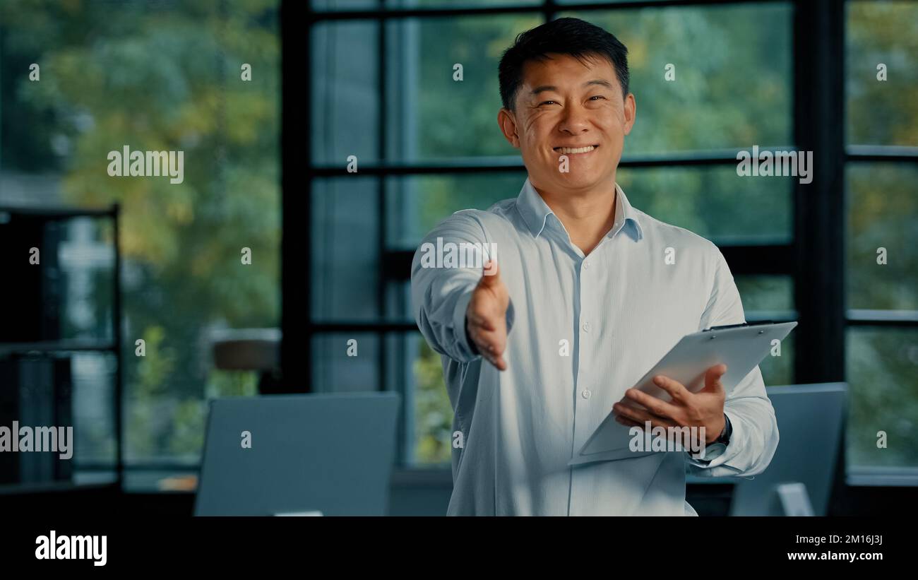 Asiatischer Geschäftsmann professioneller Geschäftsmann Hypothekenvertrag Dokumente koreanischer Japaner Arm ausgestreckt für Handschlag ein Millennials Typ Stockfoto