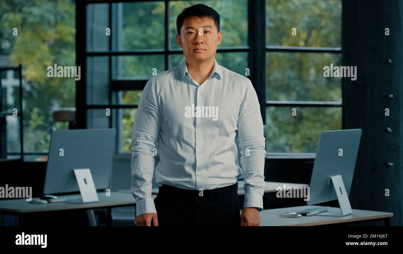 Portrait starke männliche asiatische professionelle Chef Geschäftsmann motiviert koreanischen japanischen Arbeitgeber Führer stehen in modernen Büro-Unternehmen posiert mit Stockfoto