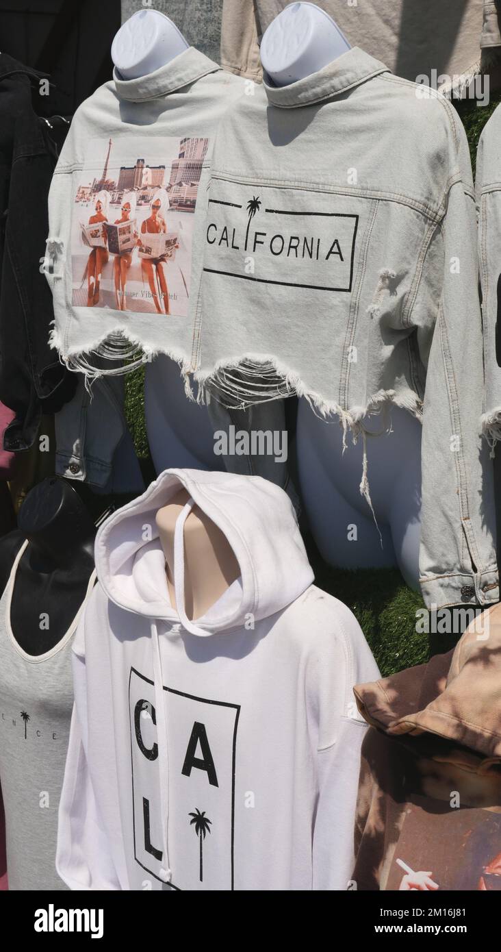 Kalifornische Kleidung in einem Modegeschäft am Venice Beach Boardwalk in Los Angeles, Kalifornien, USA Stockfoto