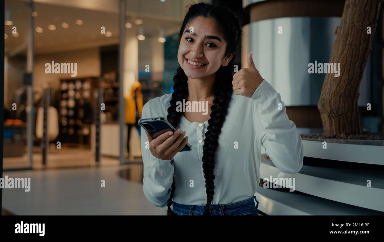 Glückliches Mädchen Frau Käufer Online-Shopping bei Handy-App gewinnen Rabatte Geschäftsgewinn feiern Erfolg Daumen hoch Geste empfehlen modernes Telefon Stockfoto