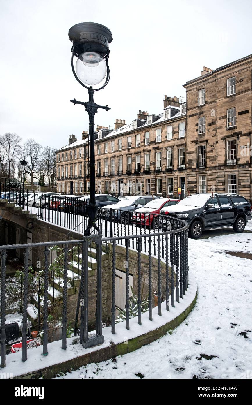 Verschneite Ecke der India Street im Stockbridge/New Town District von Edinburgh, Schottland, Großbritannien. Stockfoto