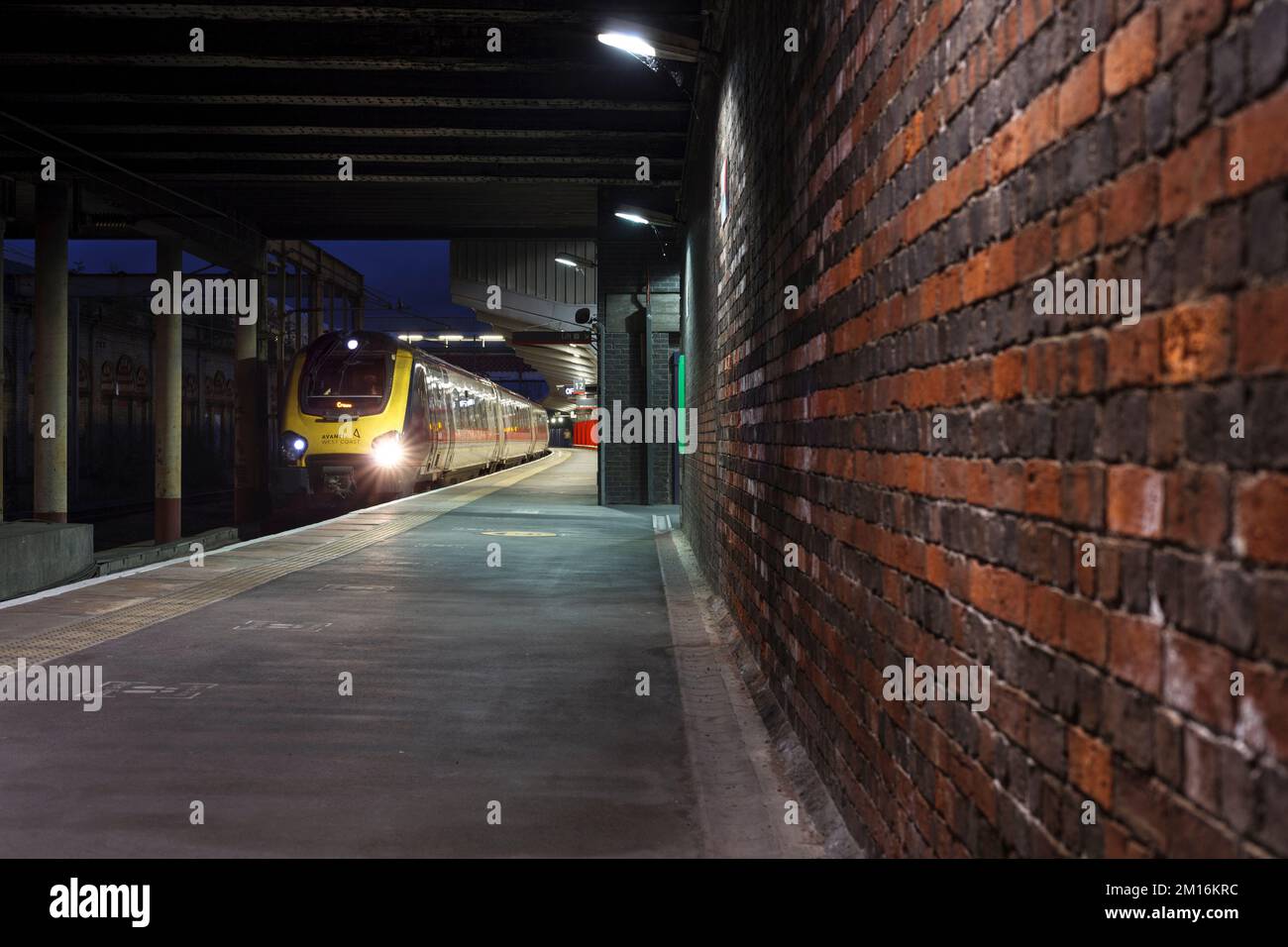 Avanti Westküste Klasse 221 Diesel voyager Zug 221118 wartet in einer dunklen Nacht auf Bahnsteig 12 in Crewe Stockfoto