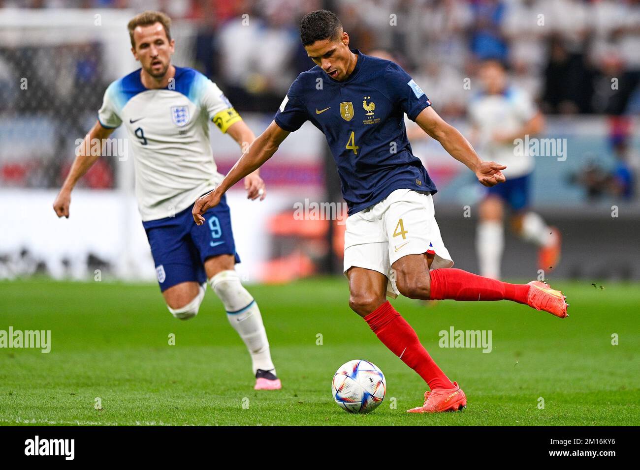 LUSAIL CITY, KATAR - DEZEMBER 10: Raphael Varane von Frankreich und Harry Kane von England während des Viertelfinales - FIFA Weltmeisterschaft Katar 2022 zwischen den Niederlanden und Argentinien im Lusail Stadium am 10. Dezember 2022 in Lusail City, Katar (Foto von Pablo Morano/BSR Agency) Guthaben: BSR Agency/Alamy Live News Stockfoto