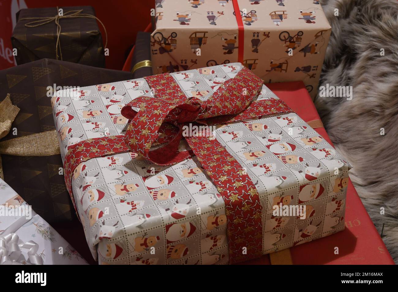 Kopenhagen/Dänemark/10. Dezember 2022/ Weihnachtsgeschenke verpackt in Geschenkpapier in Kopenhagen Dänemark. (Foto: Francis Dean/Dean Pictures) Stockfoto