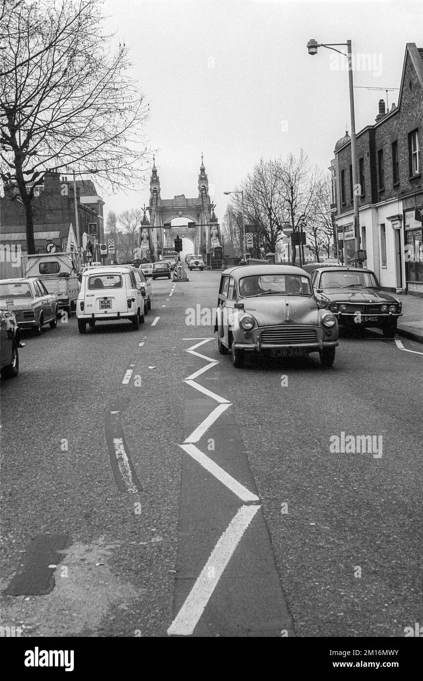 1976 Schwarzweiß-Archivfoto der Hammersmith Bridge Road, London. Stockfoto